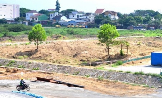Một khu đất bị nhiễm dioxin tại sân bay Đà Nẵng.   Ảnh: dantri.com.vn