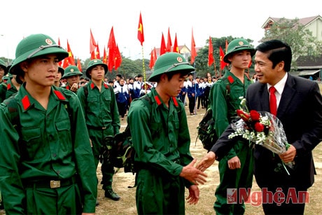 Tặng hoa cho các tân binh