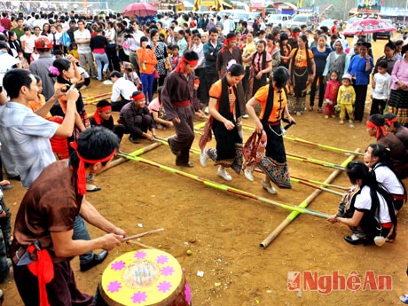 Thi nhảy sạp tại Lễ hội Hang Bua. Ảnh: Sỹ Minh