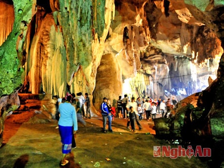 Du khách tham quan Hang Bua. Ảnh: Sỹ Minh