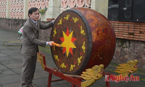 Thắp đuốc truyền thống và đánh trống khai hội giao quân.