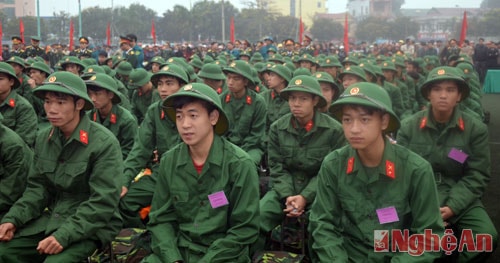 140 thanh niên của thành phố Vinh trước giờ lên đường nhập ngũ.