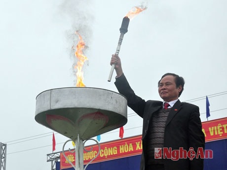 Đồng chí Nguyễn Văn Cầm – Bí thư huyện ủy Diễn Châu đốt lửa truyền thống