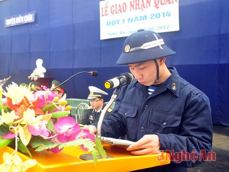 Tân binh Đào Xuân Toàn (xã Diễn Ngọc) thay mặt 270 chiến sĩ đọc quyết tâm thư