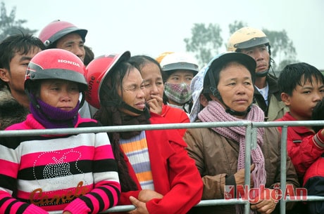 Người thân tiễn thanh niên lên đường tòng quân