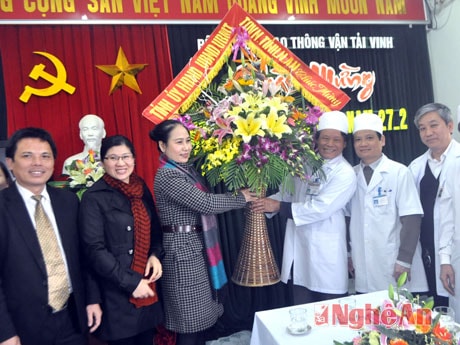 Đồng chí Đinh Thị Lệ Thanh tặng hoa chúc mừng Bệnh viện GTVT Vinh