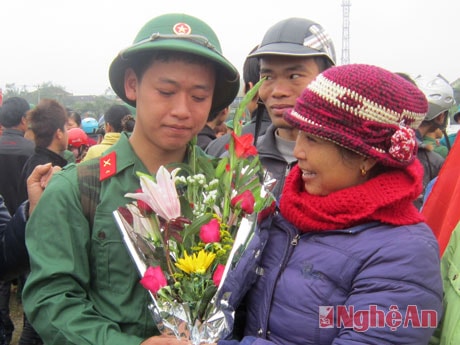 Mẹ tiễn con lên đường làm nhiệm vụ bảo vệ Tổ quốc.