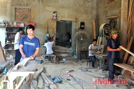 Bà con xóm giáo toàn tòng Đà Lam, Đà Sơn, Đô Lương với nghề mộc  truyền thống. Ảnh: Thanh Lê