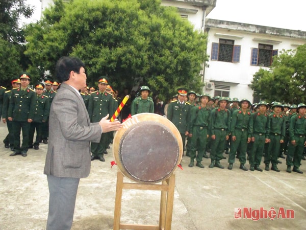 Đồng chí Hoàng Đình Tuấn - Chủ tịch UBND huyện Con Cuông nổi trống mở hội giao quân