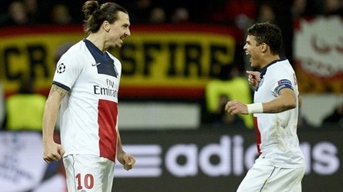 Zlatan Ibrahimovic (trái) tỏa sáng rực rỡ trong chiến thắng 