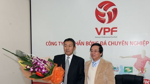 Tân trưởng BTC V-League Tanaka Koji (trái) nhận hoa từ Tổng giám đốc VPF Phạm Ngọc Viễn