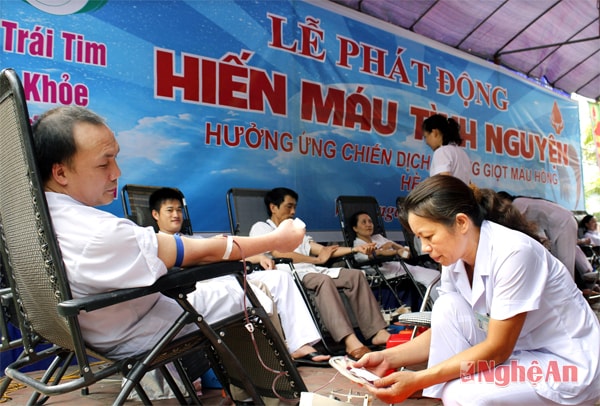 Y bác sĩ Bệnh viện Hữu Nghị Đa khoa Nghệ An tham gia hiến máu tình nguyện.