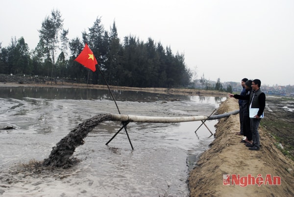 Tàu hút bùn đang hoạt động trên Lạch Thơi.