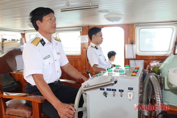       Đại úy Nguyễn Văn Thọ (bên trái)  cùng đồng đội chuyển hàng từ  tàu HQ953 đến các Nhà giàn DK1.