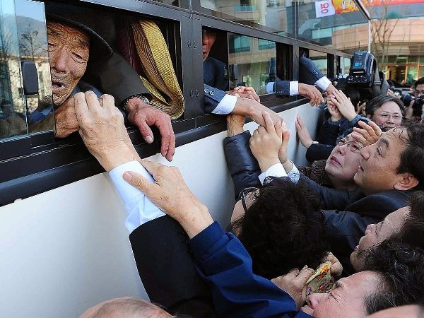 Chia tay sau cuộc đoàn tụ gia đình do chiến tranh ly tán ở Triều Tiên. (Ảnh: america.aljazeera.com)