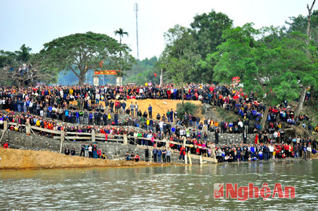 Hàng vạn người dân đến xem đua thuyền truyền thống.