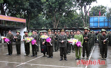 Đại tá Hồ Sỹ Tuấn tặng hoa chúc mừng các đơn vị được nhận quân