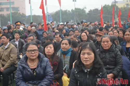 Các phụ huynh đến tiễn con em lên đường.