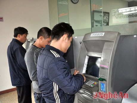 Khách hàng giao dịch tại ATM Vietcombank Vinh
