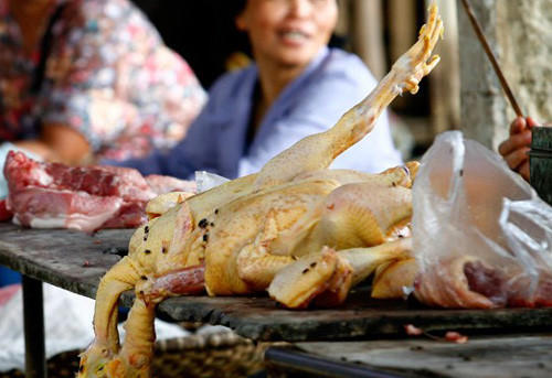 Quầy bán gà tết, ruồi bâu ở một chợ Hà Nộ