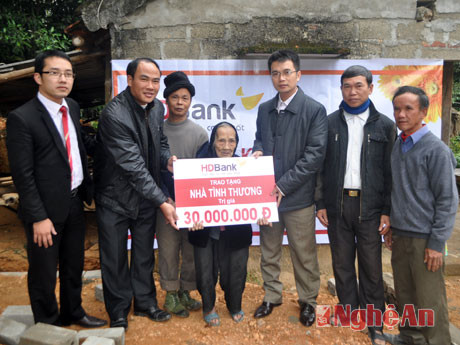 Đại diện HDBank Nghệ An trao số tiền cho gia đình bà Lê Thị Châu