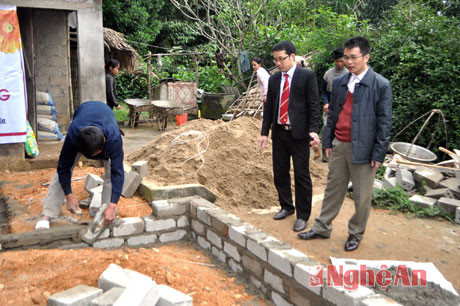 Đại diện HDBank Nghệ An trực tiếp xem việc xây dựng nhà ở cho gia đình bà Lê Thị Châu