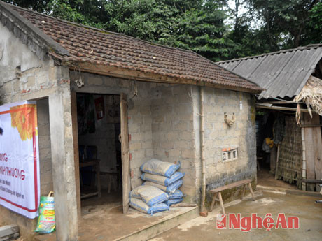 5 thành viên của gia đình bà Lê Thị Châu hiện đang sống trong ngôi nhà chật hẹp chỉ có vài chục mét vuông