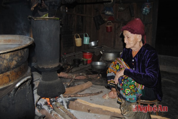 Cụ già người Thái bên bếp xôi.