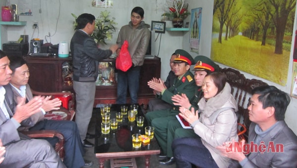 Đoàn công tác Thành phố Vinh thăm, tặng quà tân binh Nguyễn Văn Tiến  ở thôn Trung Tiến, xã Hưng Đông. Ảnh:  Phong Quang