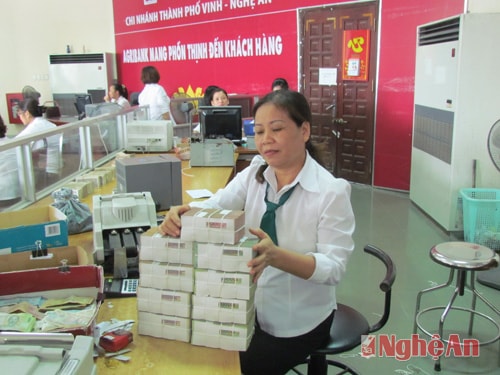 Kiểm tra ngân quỹ tại phòng giao dịch Ngân hàng Nông nghiệp chi nhánh TP Vinh.