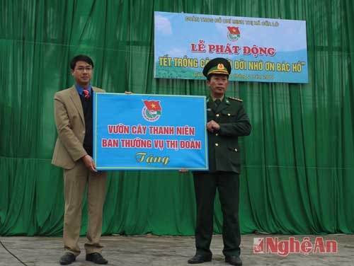 Ban thường vụ Thị đoàn tặng vườn cây thanh niên cho Hải đội 2