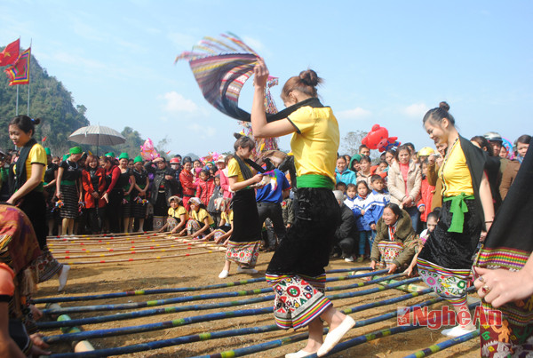 Nhảy sạp tại Lễ hội Hang Bua.