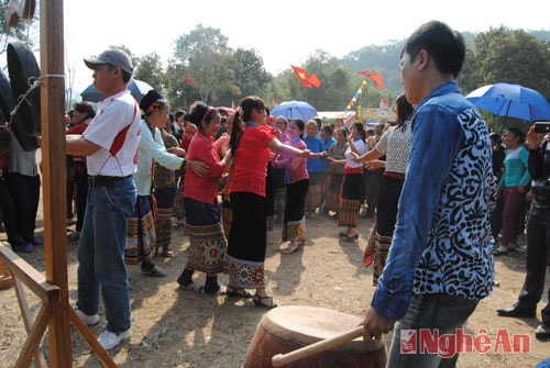  “Say” cùng nhịp điệu cồng chiêng