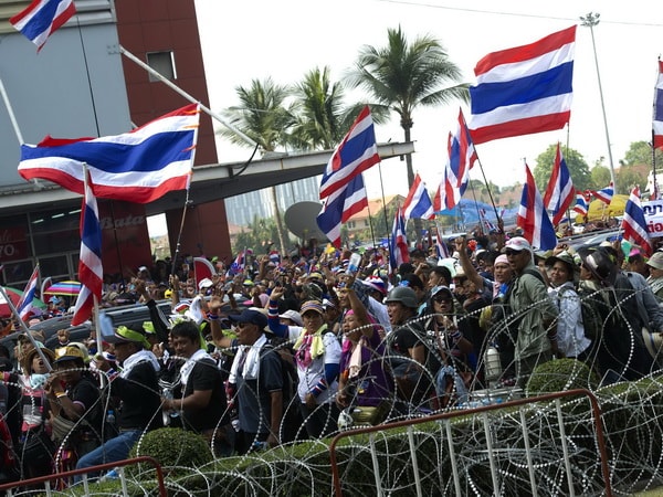 Người biểu tình chống Chính phủ bao vây văn phòng tạm thời của Thủ tướng ở Bangkok. (Nguồn: AFP/TTXVN)