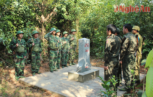 Phối hợp với lực lượng nước bạn Lào tổ chức tuần tra song phương bảo vệ đường biên, cột mốc