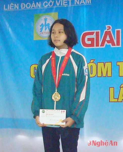 Trần Thị Diễm Quỳnh nhận giải Nhất tại Giải cờ vua, cờ tướng trẻ miền Trung năm 2014.