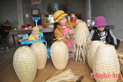 Sản xuất hàng mây tre đan ở xã Quỳnh Diễn (Quỳnh Lưu).