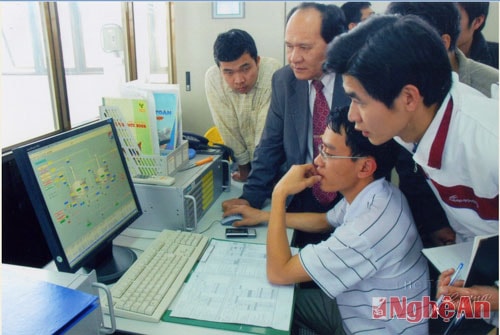 Giáo sư Đinh Văn Nhã với sinh viên Trường Đại học Bách Khoa.