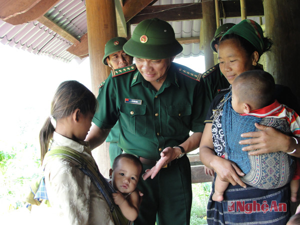 Bộ đội biên phòng Nghệ An thăm bà con Đan Lai. Ảnh: Hải Thượng