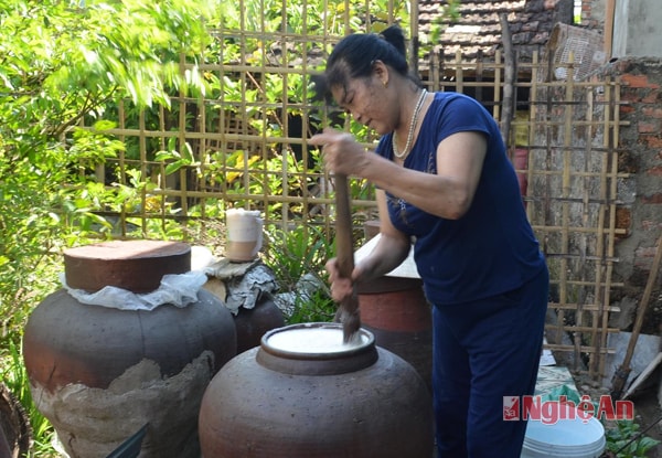 Làm tương tại hộ gia đình ông Phạm Hải Đường - khối trưởng làng nghề tương Phan Bội Châu.