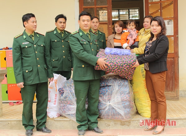 BĐBP Đồn BP Mỹ Lý tặng chăn cho học sinh Trường Mầm non xã Bắc Lý - Kỳ Sơn.