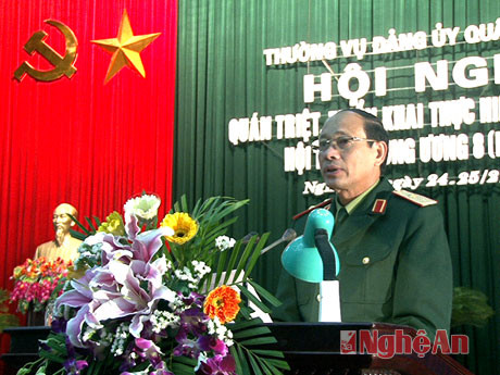 Thiếu tướng Võ Văn Việt, Bí thư Đảng ủy, Chính ủy Quân khu phát biểu khai mạc hội nghị.