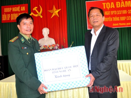 Tặng quà Đồn Biên phòng Quỳnh Phương.