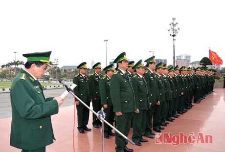 Đại tá Đinh Ngọc Văn, Chỉ huy trưởng BĐBP Nghệ An báo công trước tượng đài Bác Hồ
