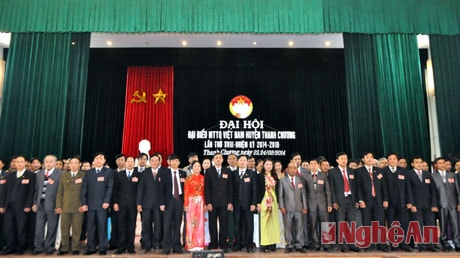 Ban Chấp hành UBMTTQ khóa XVIII, nhiệm kỳ 2014 - 2019 ra mắt đại hội.