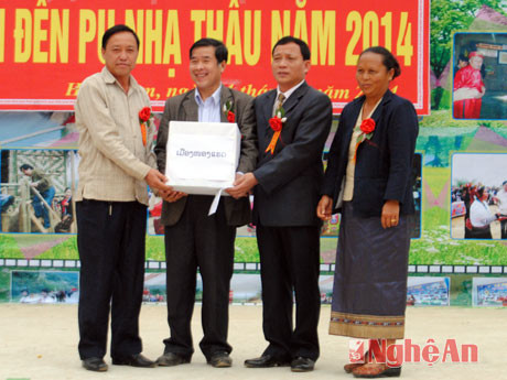 Đại diện lãnh đạo huyện Noọng Hét, tỉnh Xiêng Khoảng (CHDCND Lào) tặng quà huyện Kỳ Sơn