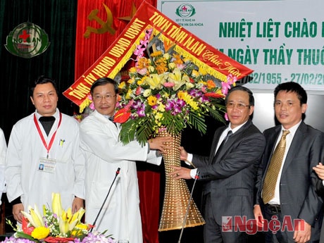 Tặng hoa chúc mừng Bệnh viện đa khoa Nghệ An