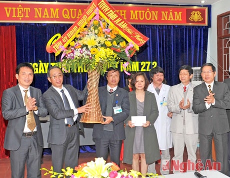 Tặng hoa chúc mừng cán bộ y, bác sỹ Trung tâm CSSKSS tỉnh
