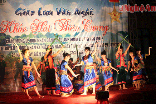 Điệu múa của đồng bào Khơ Mú do học sinh Trường THPT Dân tộc nội trú trình bày