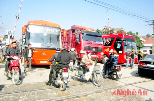 Ách tắc giao thông trên tuyến QL 1a đoạn quai ngã 3 Yên Lý Diễn Yên Diễn Châu 